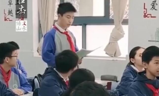 男同學朗讀作文女同學害羞臉紅,作文題目是《小圓臉兒》
